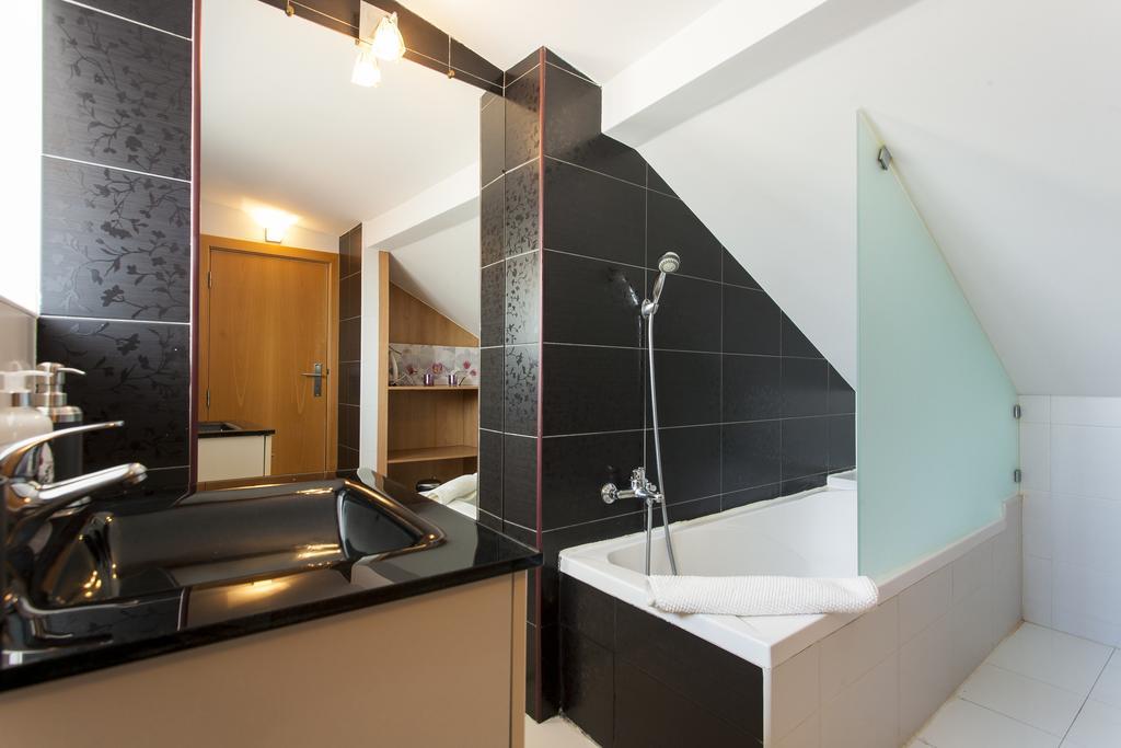 Апартаменты Joivy Bright 2Br Apt With River Views &Balcony In Alfama, Moments From Santa Apolonia Train Station Лиссабон Экстерьер фото